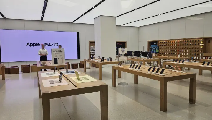 Inside the Apple Store at IFC Mall Yeouido, with a sign advertising iPhone at 0% interest for up to 24 months
